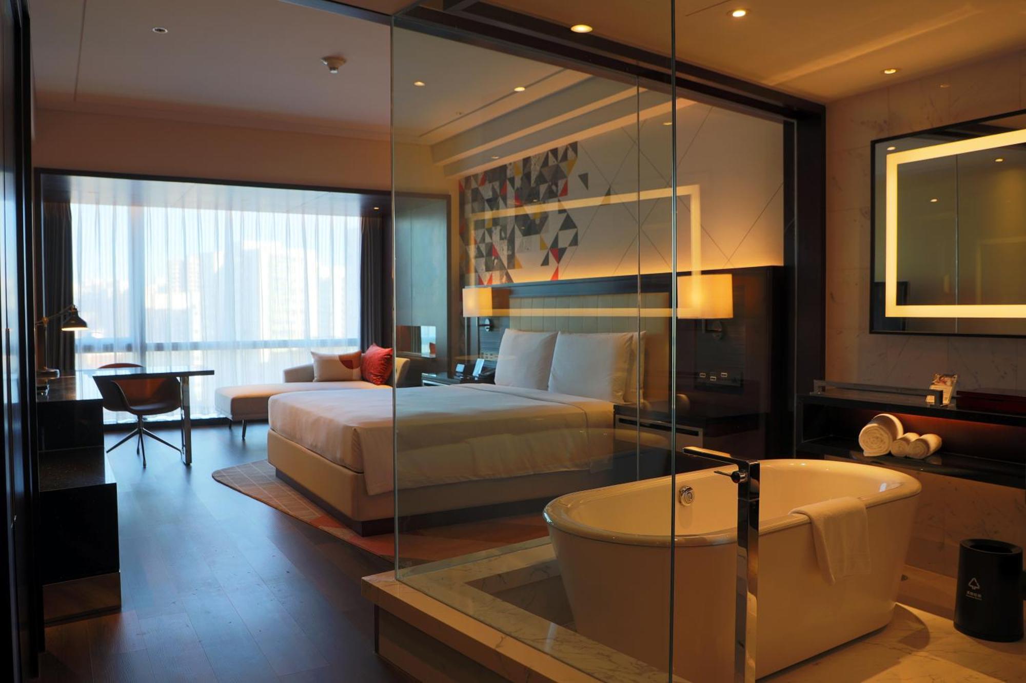 Renaissance Capital Hotel 5*