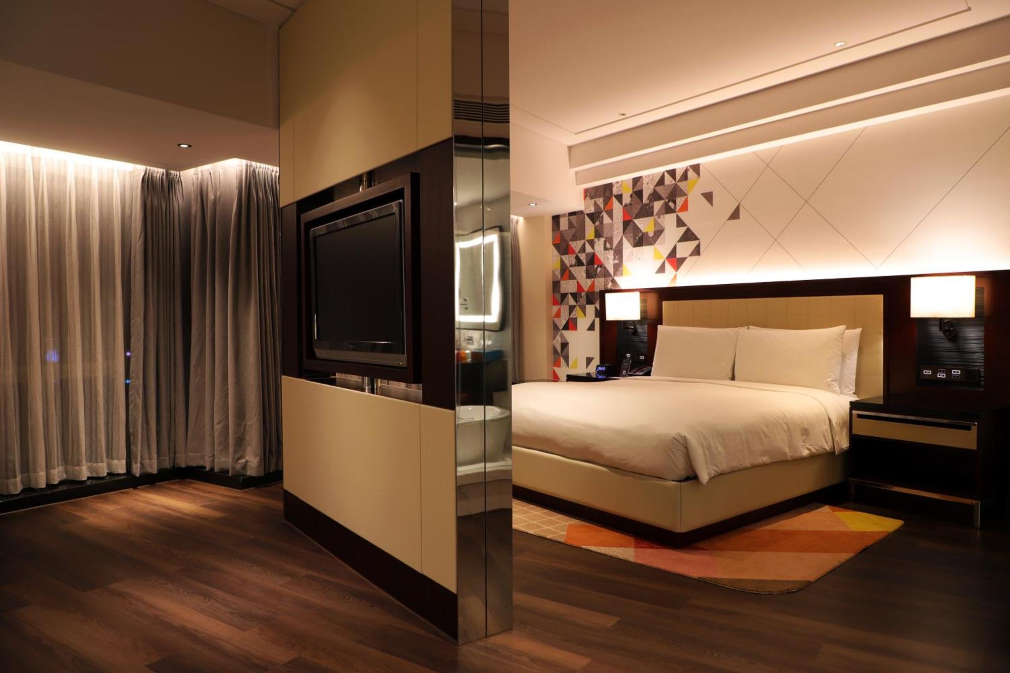 Hotel Renaissance Capital 5*
